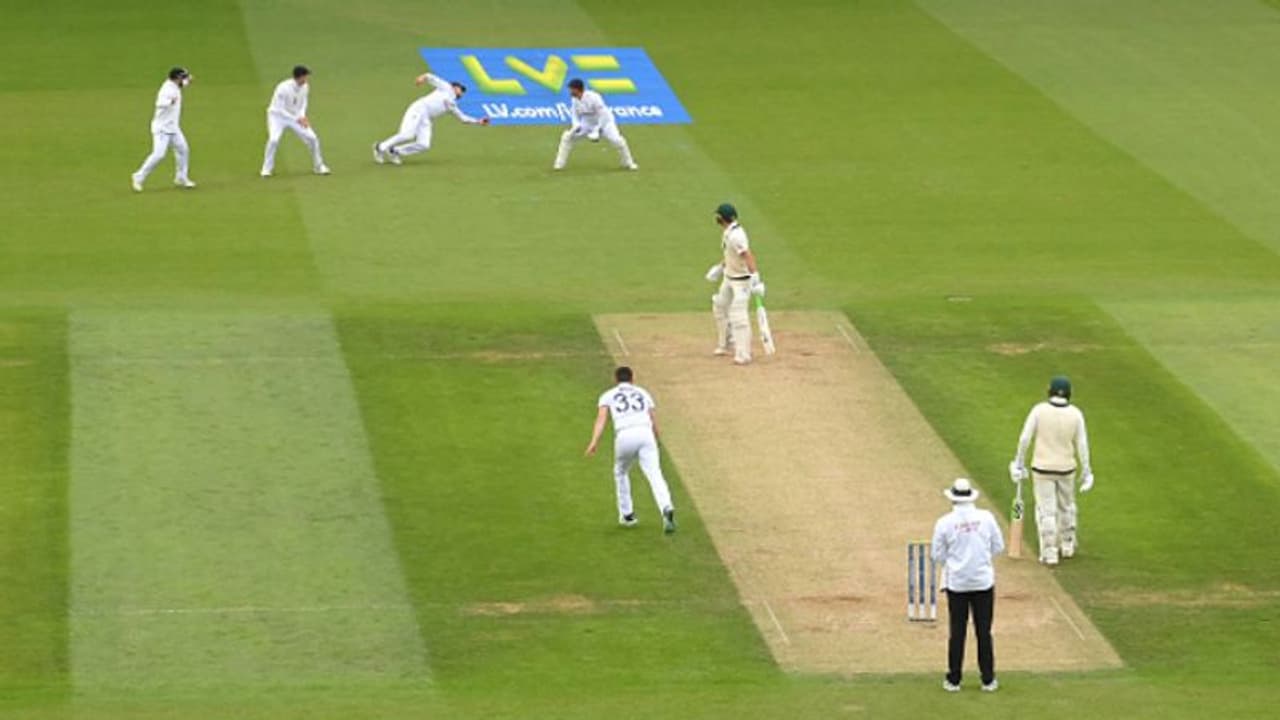 തട്ടീം മുട്ടീം 82 പന്തുകള് നിന്നത് വെറുതെയായി; ലബുഷെയ്നെ മടക്കി റൂട്ടിന്റെ പൊളിപ്പന് ക്യാച്ച് വീഡിയോ തട്ടീം മുട്ടീം 82 പന്തുകള് നിന്നത് വെറുതെയായി; ലബുഷെയ്നെ മടക്കി റൂട്ടിന്റെ പൊളിപ്പന് ക്യാച്ച് വീഡിയോ