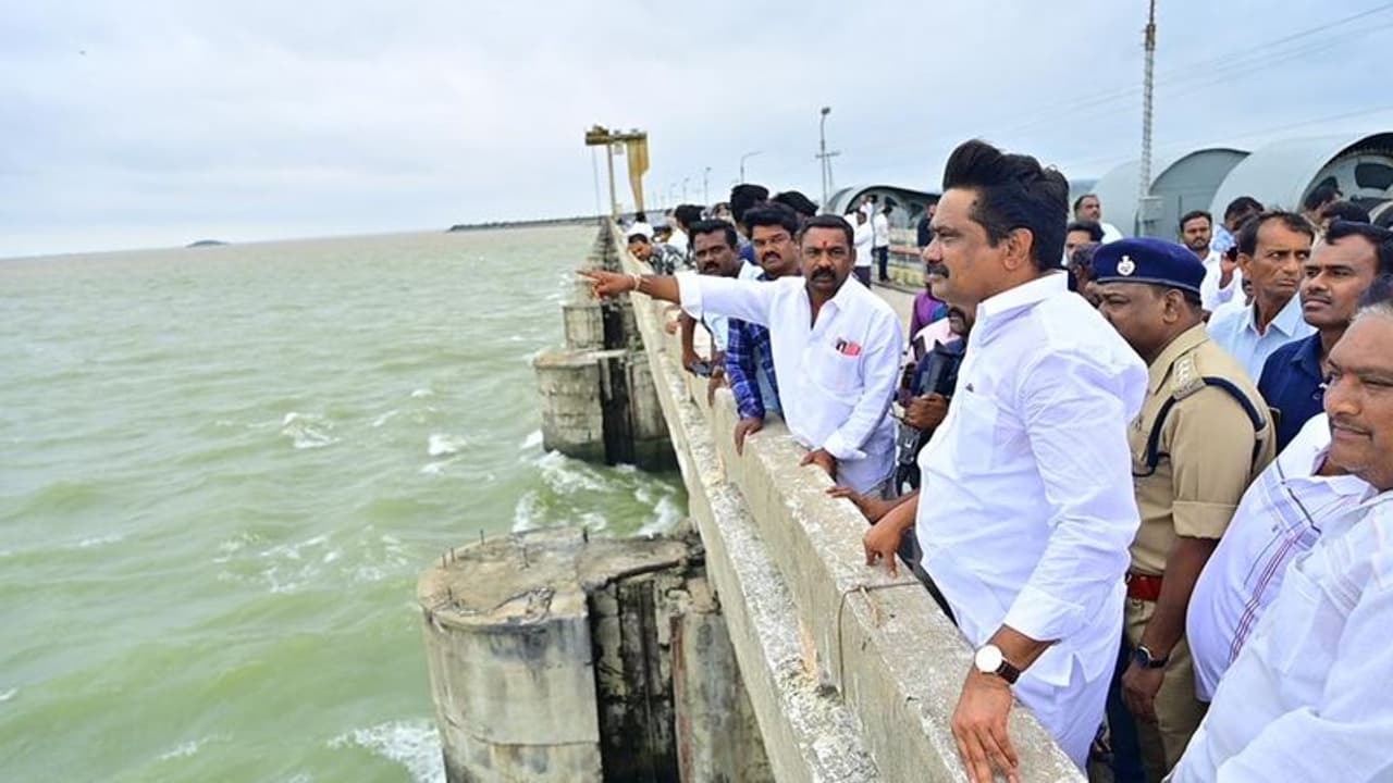 గోదావరి పరివాహక ప్రజలు అప్రమత్తంగా ఉండండి.. ఎస్ఆర్ఎస్పీ గేట్ల ఎత్తివేత: మంత్రి వేముల ప్రశాంత్ రెడ్డి గోదావరి పరివాహక ప్రజలు అప్రమత్తంగా ఉండండి.. ఎస్ఆర్ఎస్పీ గేట్ల ఎత్తివేత: మంత్రి వేముల ప్రశాంత్ రెడ్డి