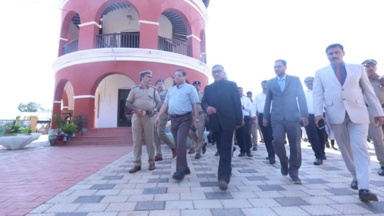 'മര്യാദയുള്ള തടവുകാരെ പാർപ്പിക്കാം'; സംസ്ഥാനത്ത് കൂടുതൽ തുറന്ന ജയിലുകൾ വേണം; ജസ്റ്റിസ് അലക്സാണ്ടർ തോമസ് 'മര്യാദയുള്ള തടവുകാരെ പാർപ്പിക്കാം'; സംസ്ഥാനത്ത് കൂടുതൽ തുറന്ന ജയിലുകൾ വേണം; ജസ്റ്റിസ് അലക്സാണ്ടർ തോമസ്