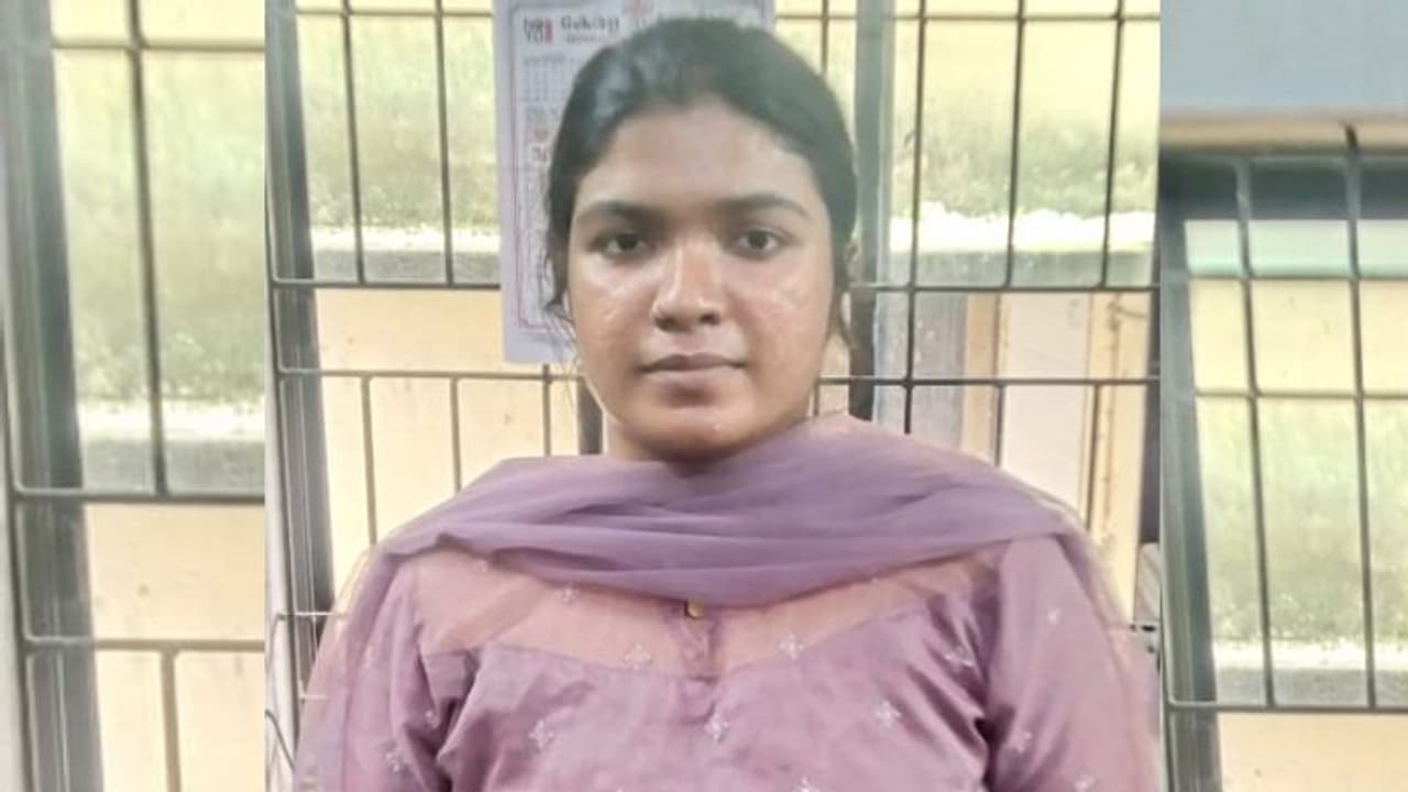 ആലപ്പുഴയിലെ 24 കാരിയുടെ ഓഫർ 'പട്ടാളത്തിൽ ജോലി', പണം വാങ്ങുന്നതും പട്ടാള വേഷത്തിൽ; ഒടുവിൽ കുടുങ്ങി ആലപ്പുഴയിലെ 24 കാരിയുടെ ഓഫർ 'പട്ടാളത്തിൽ ജോലി', പണം വാങ്ങുന്നതും പട്ടാള വേഷത്തിൽ; ഒടുവിൽ കുടുങ്ങി