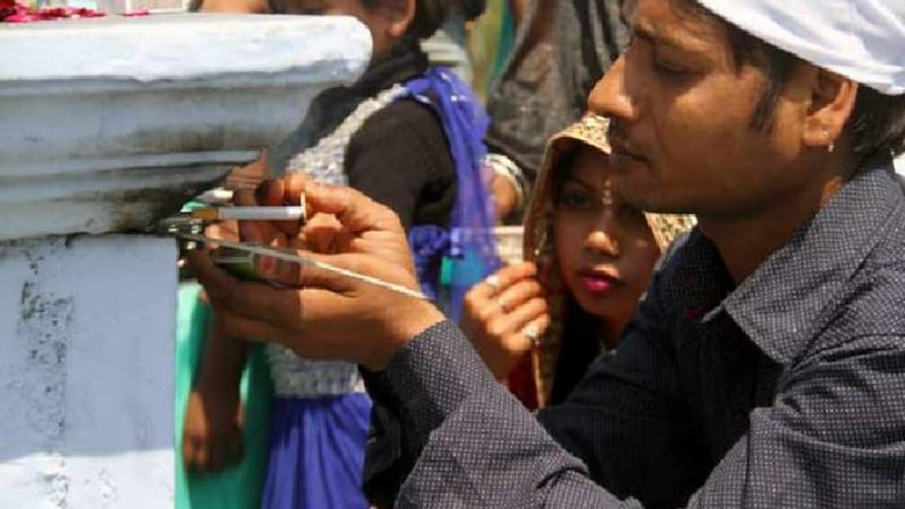 ഇവിടെ സി​ഗരറ്റ് നൽകി പ്രാർത്ഥിച്ചാൽ വിവാഹം നടക്കുമത്രെ!