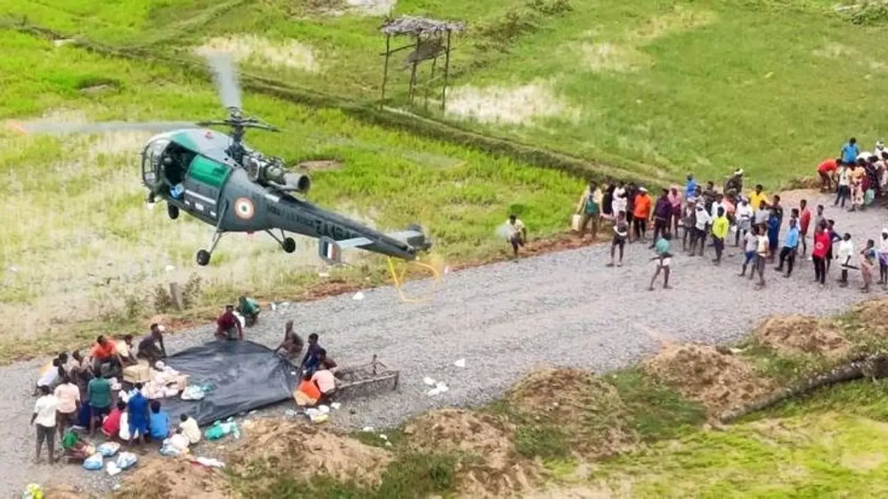 తెలంగాణ : వరద బాధితులకు ఐఏఎఫ్ ఆపన్న హస్తం .. 600 కిలోల ఆహార ప్యాకెట్లను జారవిడిచిన హెలికాఫ్టర్లు తెలంగాణ : వరద బాధితులకు ఐఏఎఫ్ ఆపన్న హస్తం .. 600 కిలోల ఆహార ప్యాకెట్లను జారవిడిచిన హెలికాఫ్టర్లు