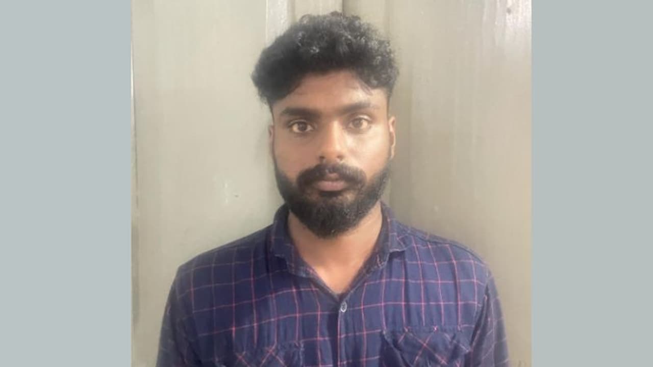 ഭിന്നശേഷിക്കാരി യുവതിയെ സോഷ്യൽ മീഡിയയിൽ പരിചയം, വിവാഹം ചെയ്യാമെന്ന് പറഞ്ഞ് സ്വർണവും പണവും തട്ടി, അറസ്റ്റ് ഭിന്നശേഷിക്കാരി യുവതിയെ സോഷ്യൽ മീഡിയയിൽ പരിചയം, വിവാഹം ചെയ്യാമെന്ന് പറഞ്ഞ് സ്വർണവും പണവും തട്ടി, അറസ്റ്റ്