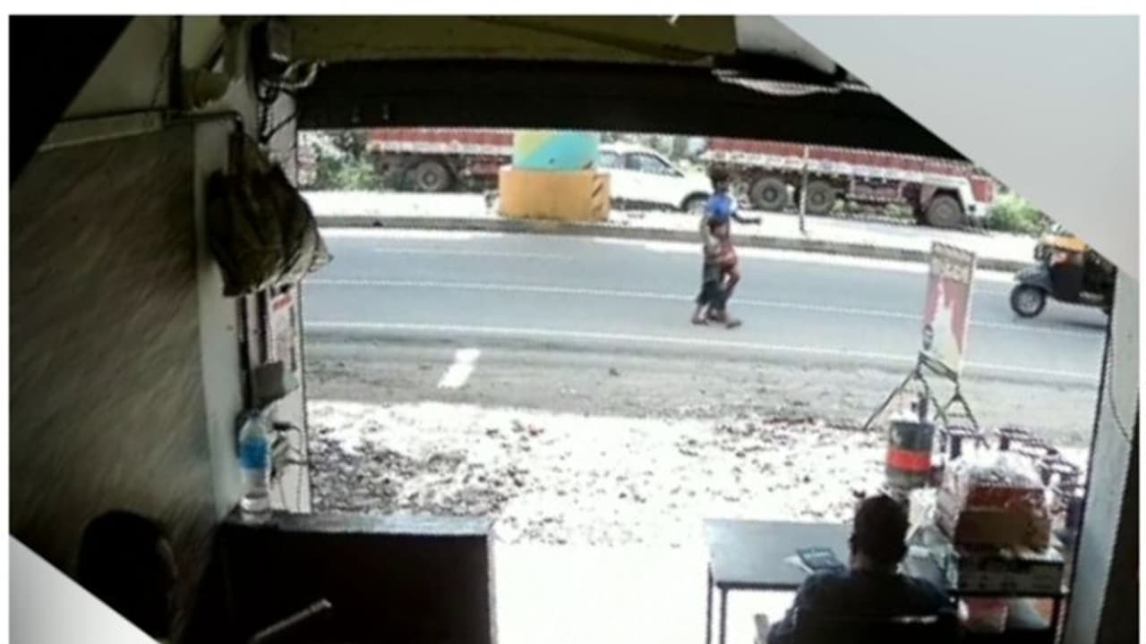 ആലുവയിൽ അഞ്ച് വയസുകാരിയെ തട്ടിക്കൊണ്ടുപോയി; സിസിടിവി ദൃശ്യങ്ങൾ പുറത്ത് ആലുവയിൽ അഞ്ച് വയസുകാരിയെ തട്ടിക്കൊണ്ടുപോയി; സിസിടിവി ദൃശ്യങ്ങൾ പുറത്ത്