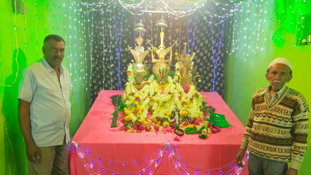 ಮೊಹರಂ ಹಬ್ಬ: ಚಿಕ್ಕಮಗಳೂರಿನಲ್ಲಿ ಹಿಂದೂ ಮುಸ್ಲಿಂ ಭಾವೈಕ್ಯತೆಯ ದ್ಯೋತಕ ಮೊಹರಂ ಹಬ್ಬ: ಚಿಕ್ಕಮಗಳೂರಿನಲ್ಲಿ ಹಿಂದೂ ಮುಸ್ಲಿಂ ಭಾವೈಕ್ಯತೆಯ ದ್ಯೋತಕ