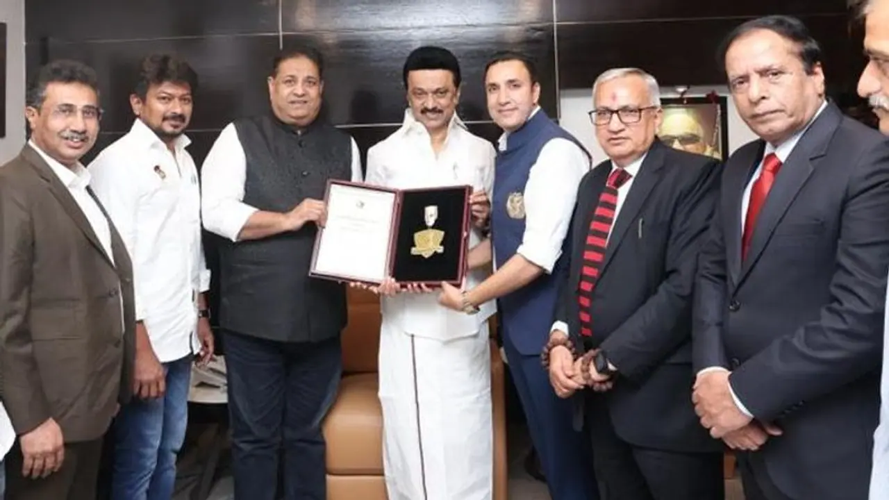 தமிழக முதல்வர் ஸ்டாலினுக்கு "சிறந்த மனிதருக்கான விருது" வழங்கி கௌரவித்த ஆசிய செஸ் கூட்டமைப்பு! தமிழக முதல்வர் ஸ்டாலினுக்கு "சிறந்த மனிதருக்கான விருது" வழங்கி கௌரவித்த ஆசிய செஸ் கூட்டமைப்பு!