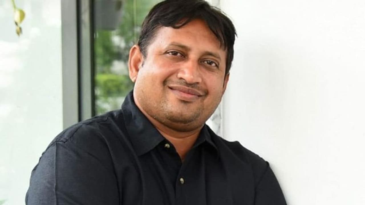 బేబి నిర్మాత మంచి మనసు.. అమ్మకు అనారోగ్యం అనగానే ఆర్ధిక సాయం చేసిన SKN బేబి నిర్మాత మంచి మనసు.. అమ్మకు అనారోగ్యం అనగానే ఆర్ధిక సాయం చేసిన SKN