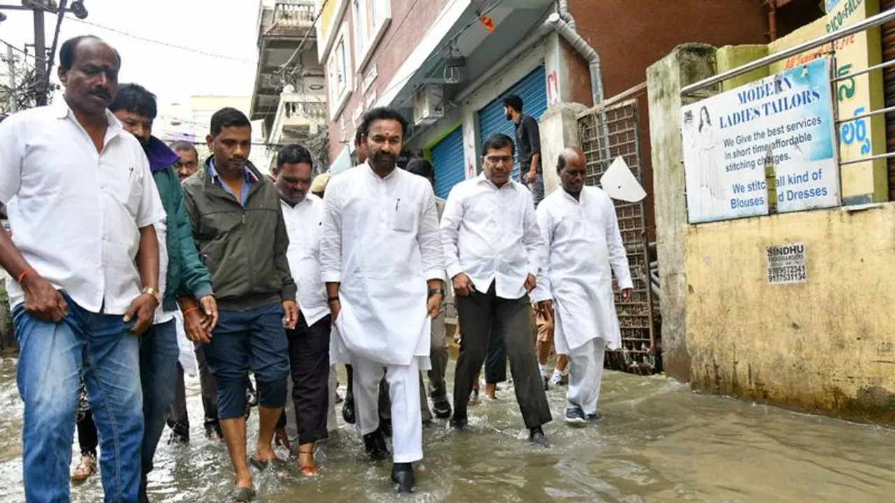 వరంగల్లో వరద ముంపు బాధితులను పరామర్శిస్తున్న కిషన్ రెడ్డికి షాక్.. ఏం జరిగిందంటే? వరంగల్లో వరద ముంపు బాధితులను పరామర్శిస్తున్న కిషన్ రెడ్డికి షాక్.. ఏం జరిగిందంటే?