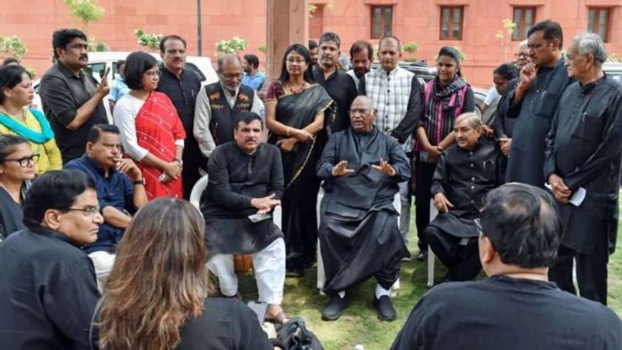 Manipur Violence : இந்தியா கூட்டணியை சேர்ந்த 20 எம்பிக்கள்.. மணிப்பூருக்கு செல்லும் காரணம் என்ன? முழு பின்னணி