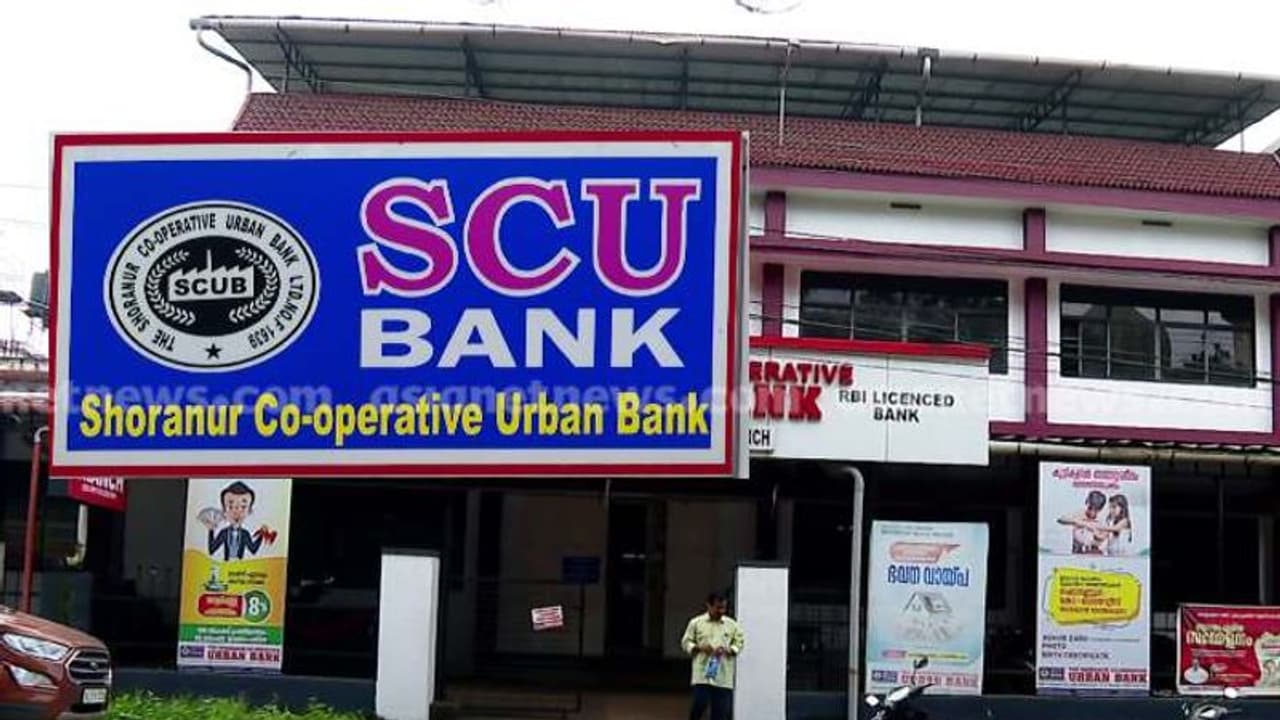 സിപിഎം നേതാവിനും ബന്ധുക്കൾക്കും 70 ലക്ഷം വീതം വായ്പ, തിരിച്ചടവ് മുടങ്ങി: ബാങ്കിനെതിരെ പരാതി സിപിഎം നേതാവിനും ബന്ധുക്കൾക്കും 70 ലക്ഷം വീതം വായ്പ, തിരിച്ചടവ് മുടങ്ങി: ബാങ്കിനെതിരെ പരാതി