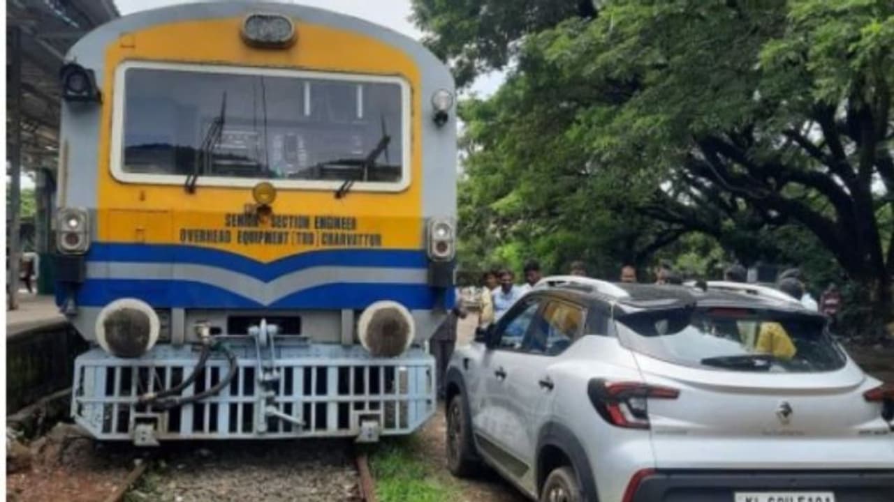 'മികച്ച പാർക്കിംഗ്'; തീവണ്ടിയോട്ടം തടസ്സപ്പെടുത്തി പാളത്തോടുചേർന്ന്‌ കാർ നിർത്തിയിട്ടു, പിഴ ചുമത്തി പൊലീസ്