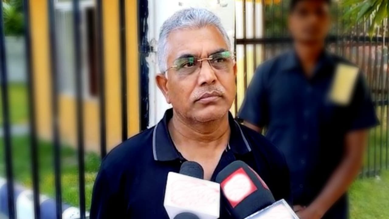 ఇండియా పేరును భారత్గా మారుస్తాం.. నచ్చనివారు వేరే దేశం వెళ్లొచ్చు: బెంగాల్ బీజేపీ నేత దిలీప్ ఘోష్ ఇండియా పేరును భారత్గా మారుస్తాం.. నచ్చనివారు వేరే దేశం వెళ్లొచ్చు: బెంగాల్ బీజేపీ నేత దిలీప్ ఘోష్