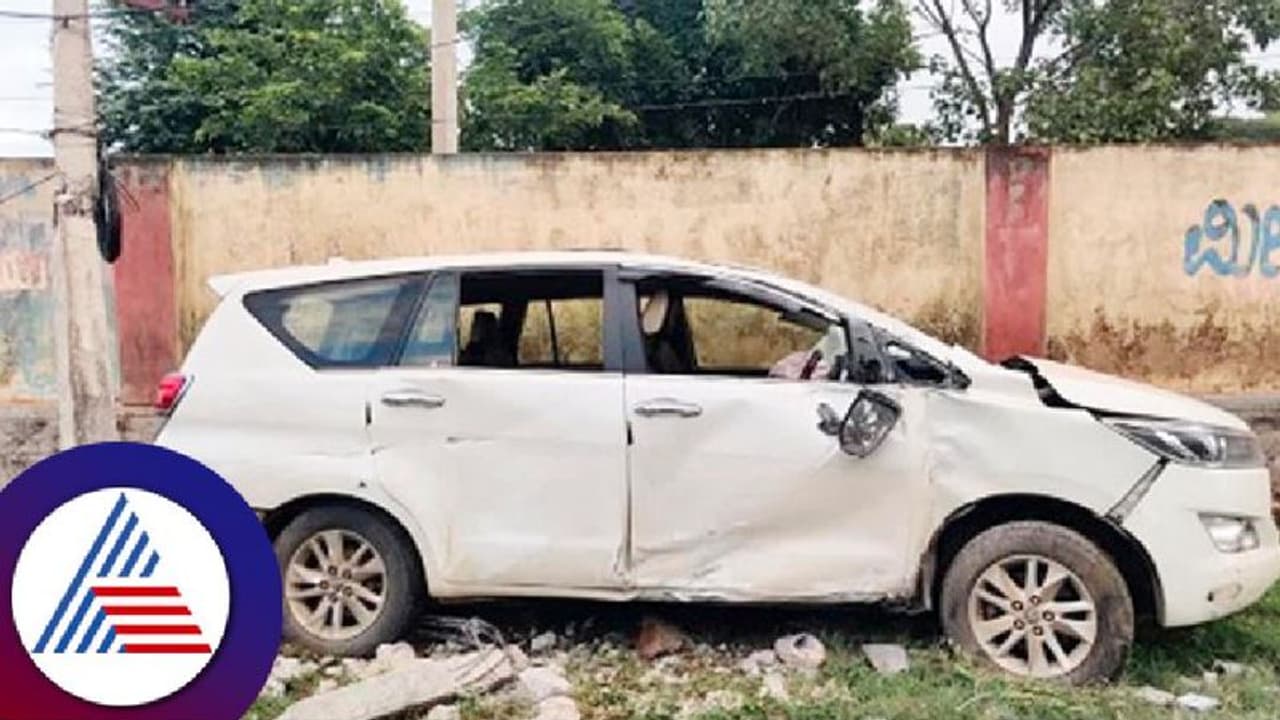 ವಿದ್ಯುತ್ ಕಂಬಕ್ಕೆ ಕಾರು ಡಿಕ್ಕಿ ವಿದ್ಯುತ್ ಸ್ಪರ್ಶದಿಂದ ಇಬ್ಬರು ಸಾವು, ನಾಲ್ವರಿಗೆ ಗಾಯ ವಿದ್ಯುತ್ ಕಂಬಕ್ಕೆ ಕಾರು ಡಿಕ್ಕಿ ವಿದ್ಯುತ್ ಸ್ಪರ್ಶದಿಂದ ಇಬ್ಬರು ಸಾವು, ನಾಲ್ವರಿಗೆ ಗಾಯ