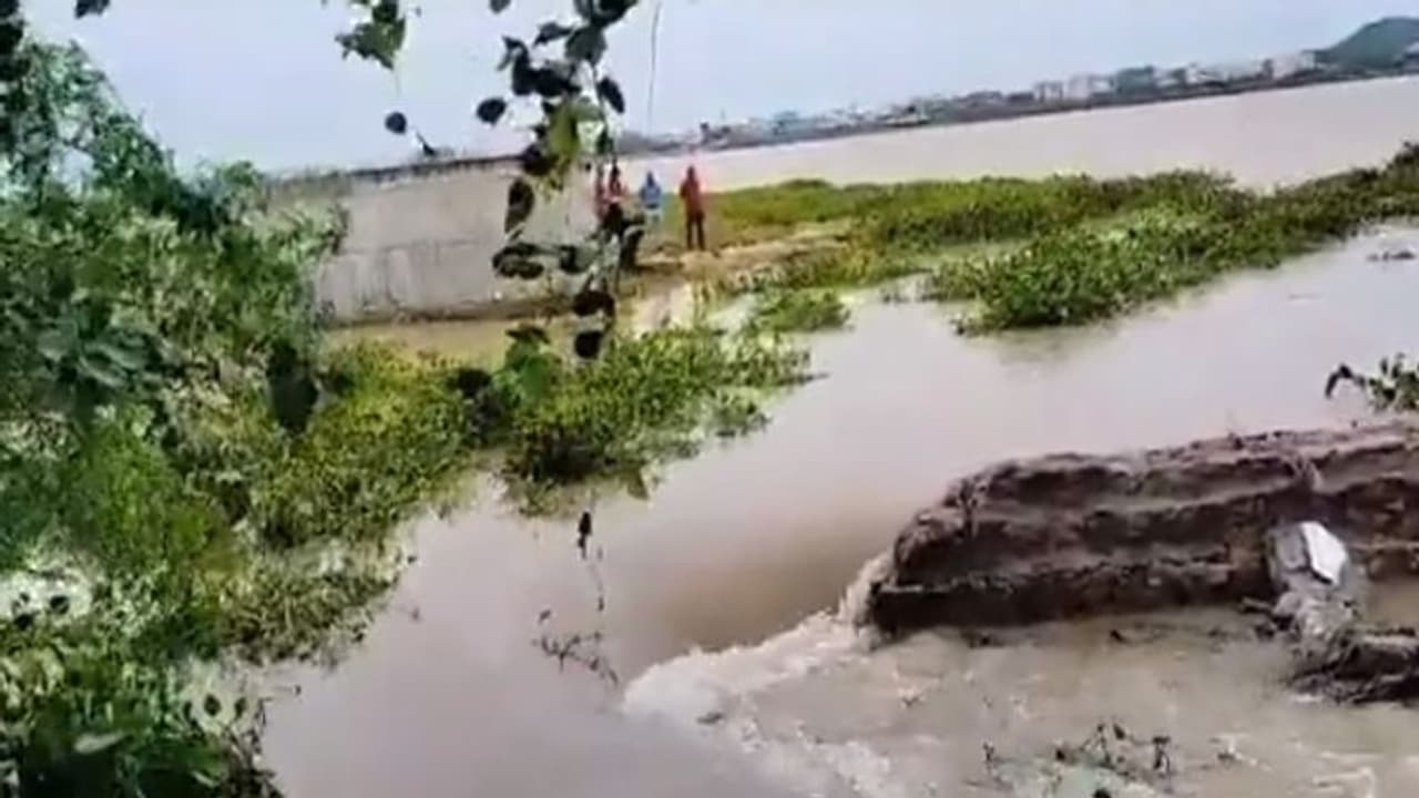 వరంగల్ భద్రకాళి చెరువుకు గండి.. భయాందోళనలో స్థానికులు..