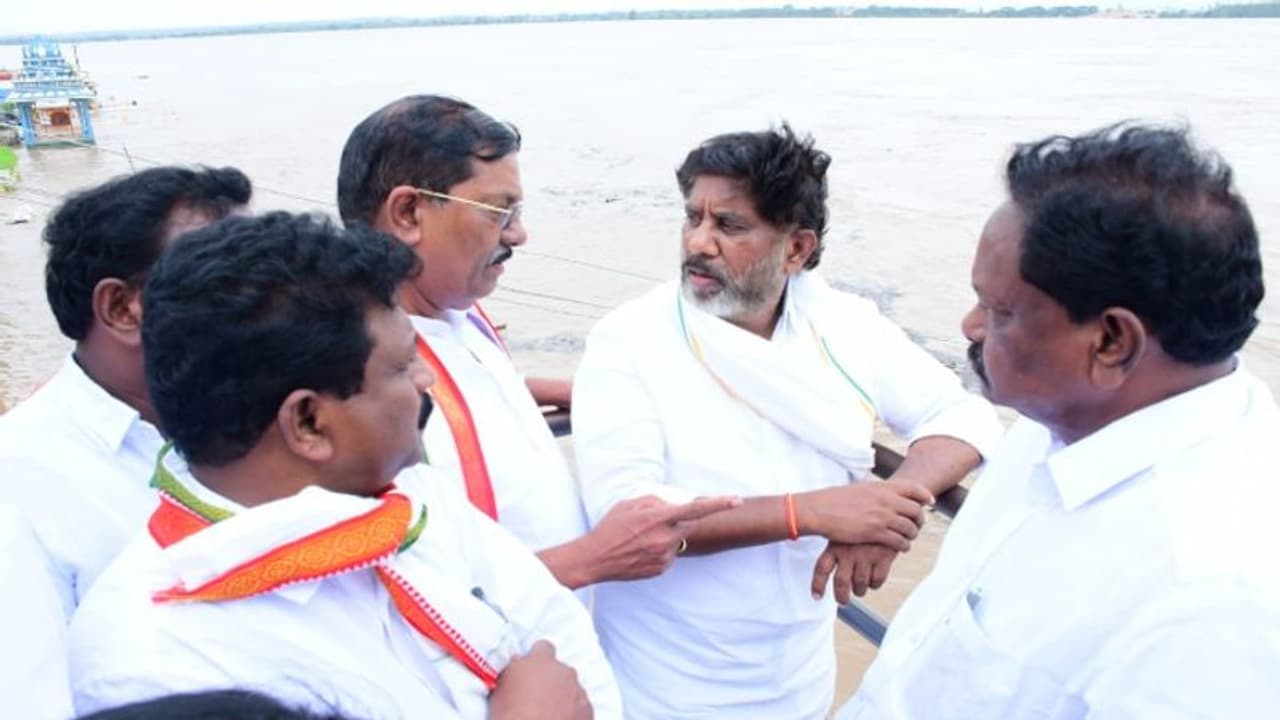 కేసీఆర్ పాలన గాలికొదిలేశారు..: భద్రాచలం వద్ద వరద ప్రభావిత ప్రాంతాల్లో భట్టి పర్యటన..