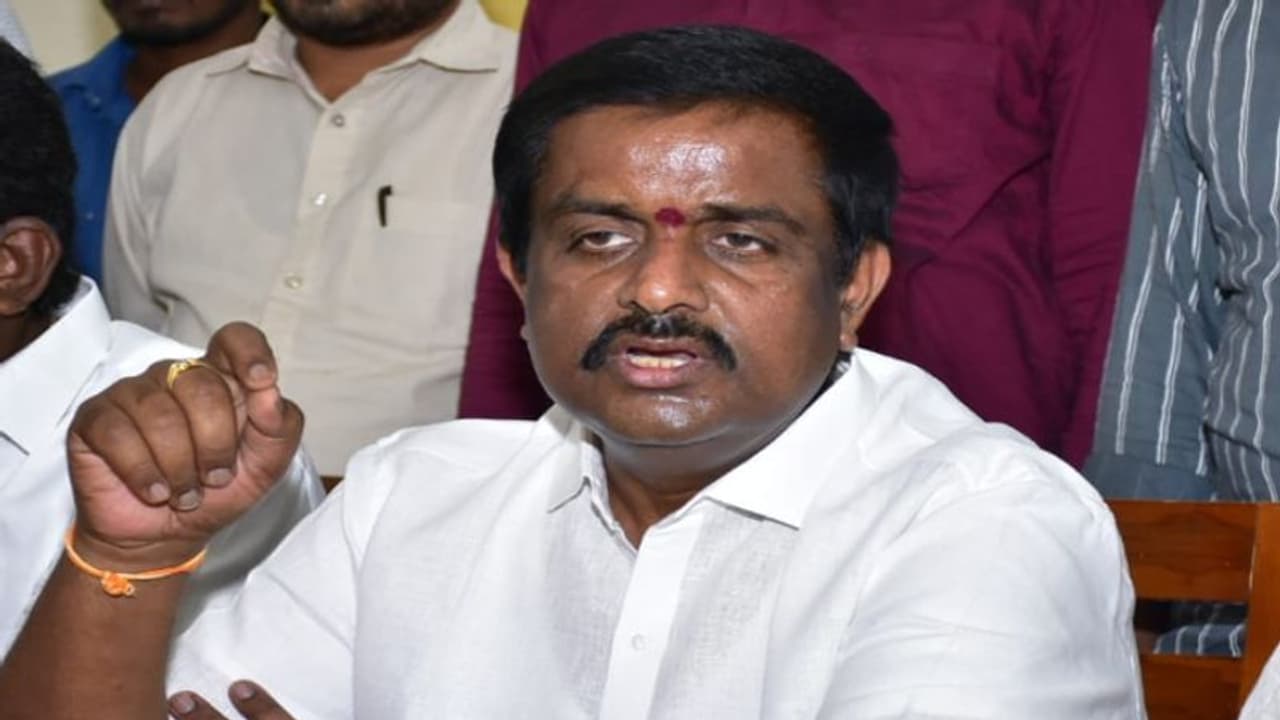 అందుకే కిషన్ రెడ్డికి టీ బీజేపీ అధ్యక్ష బాధ్యతలు.. ఈటల పార్టీని బలహీనపరిచారు: జిట్టా అందుకే కిషన్ రెడ్డికి టీ బీజేపీ అధ్యక్ష బాధ్యతలు.. ఈటల పార్టీని బలహీనపరిచారు: జిట్టా