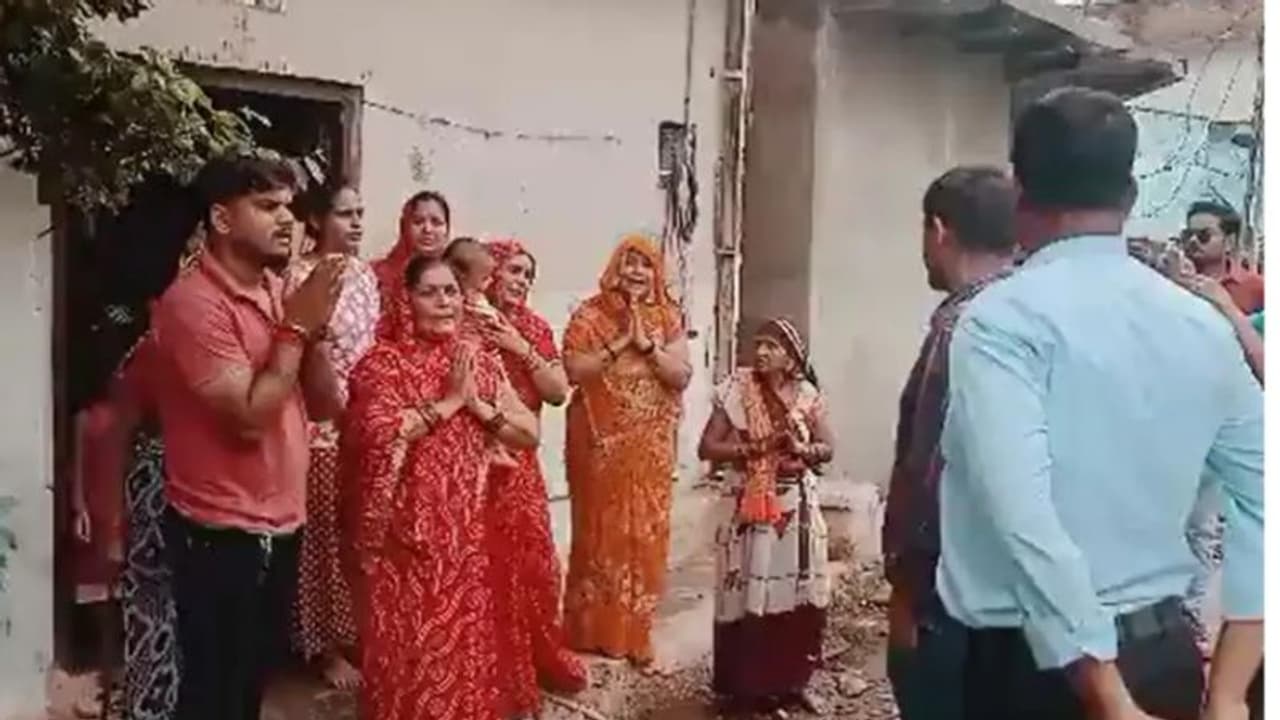 12 വയസുകാരിയെ ബലാത്സംഗം ചെയ്ത് ക്രൂരമായി മുറിവേല്‍പ്പിച്ച രണ്ട് യുവാക്കളുടെ വീടുകള്‍ ഇടിച്ചുനിരത്തി