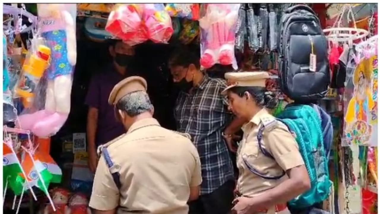 ചാല മാർക്കറ്റിൽ പ്ലാസ്റ്റിക് പിടികൂടാൻ മിന്നൽ പരിശോധന; തടയാൻ ശ്രമിച്ച് വ്യാപാരികളും നാട്ടുകാരും, സംഘർഷം ചാല മാർക്കറ്റിൽ പ്ലാസ്റ്റിക് പിടികൂടാൻ മിന്നൽ പരിശോധന; തടയാൻ ശ്രമിച്ച് വ്യാപാരികളും നാട്ടുകാരും, സംഘർഷം