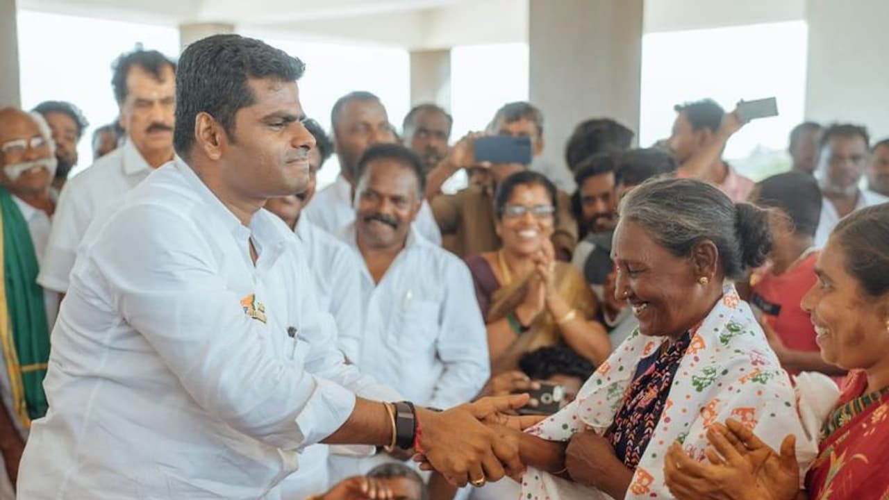 பாத யாத்திரையில் மீனவக் குடும்பங்களைச் சந்தித்து உரையாடிய அண்ணாமலை