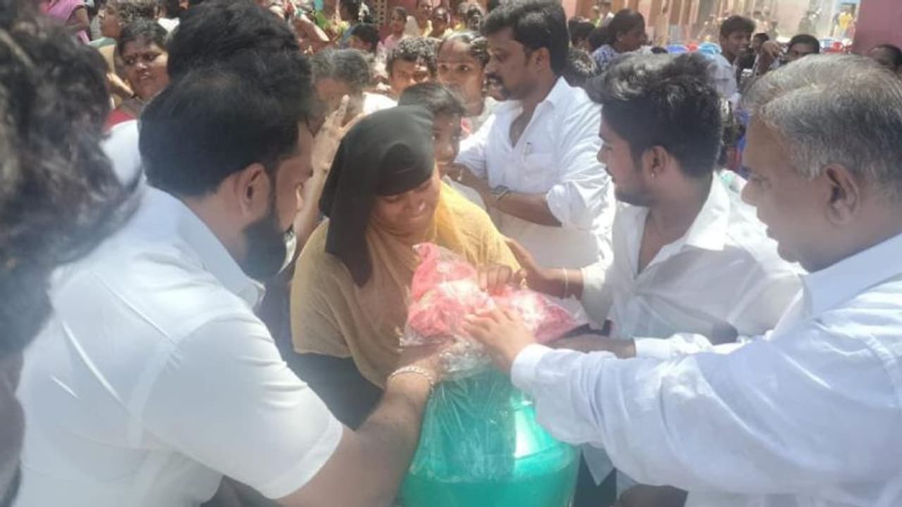 சென்னை கொருக்குப்பேட்டை.. விஜய் மக்கள் இயக்கம் சார்பாக செய்யப்பட்ட பல உதவிகள் புஸ்ஸி ஆனந்த் ட்வீட்! சென்னை கொருக்குப்பேட்டை.. விஜய் மக்கள் இயக்கம் சார்பாக செய்யப்பட்ட பல உதவிகள் புஸ்ஸி ஆனந்த் ட்வீட்!