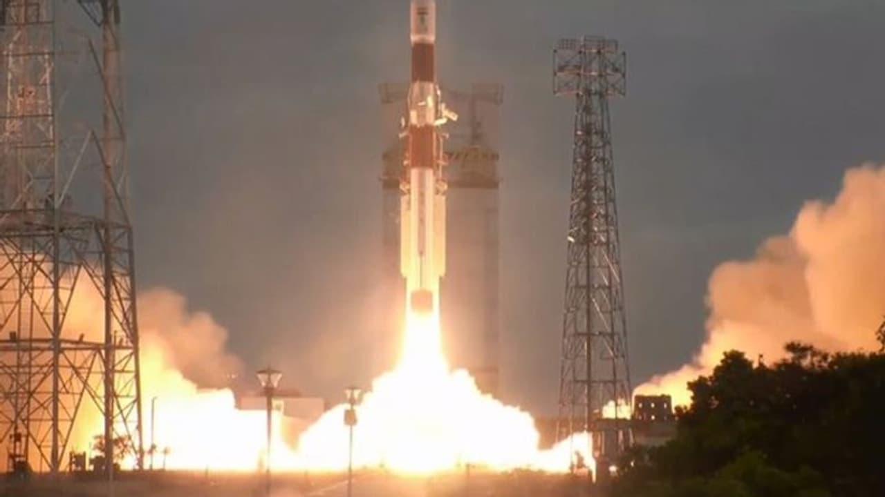 ஸ்ரீஹரிகோட்டாவிலிருந்து 7 செயற்கை கோளுடன் விண்ணில் பாய்ந்தது பி.எஸ்.எல்.வி. சி 56 ராக்கெட்!