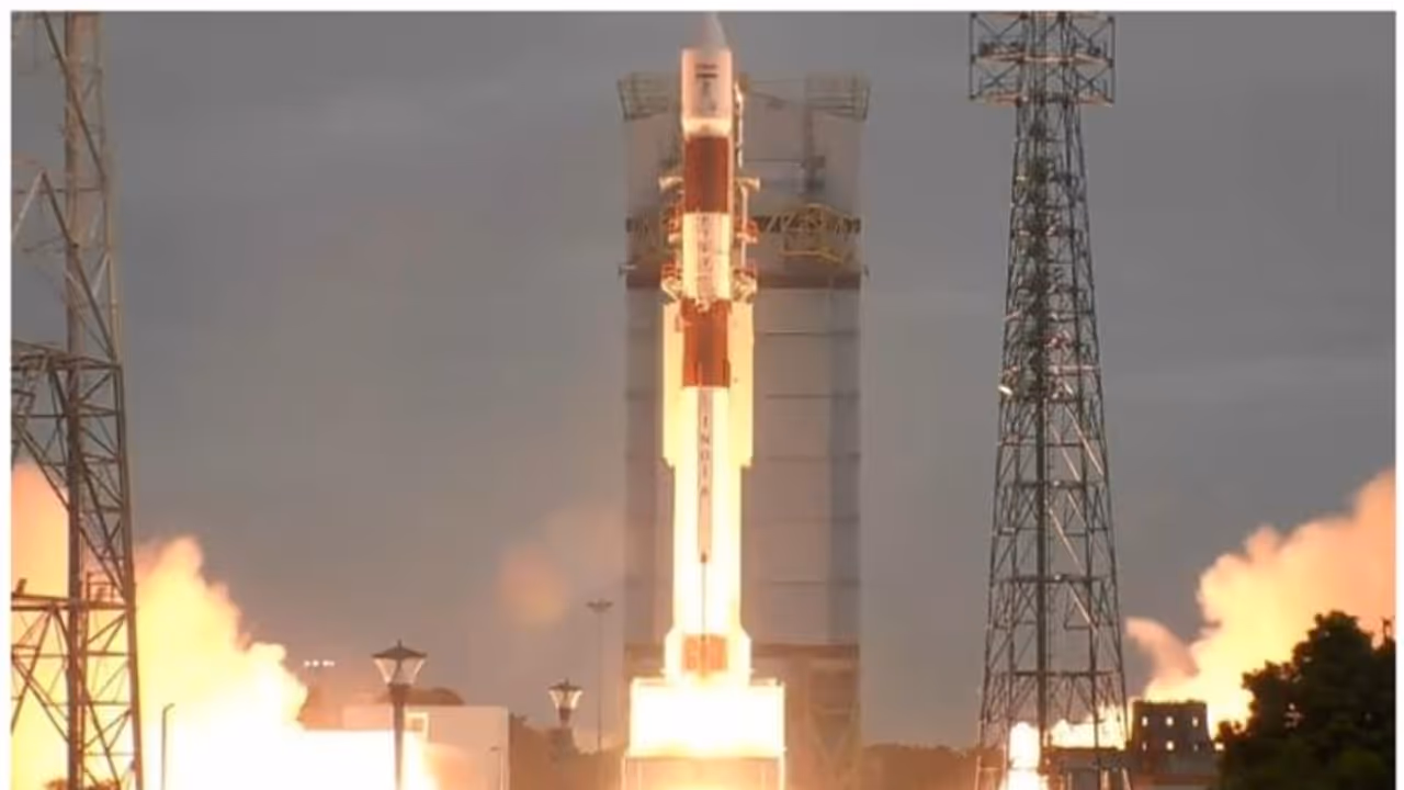 7 విదేశీ ఉపగ్రహాలతో పీఎస్ఎల్వీ సీ56ను నింగిలోకి పంపిన ఇస్రో
