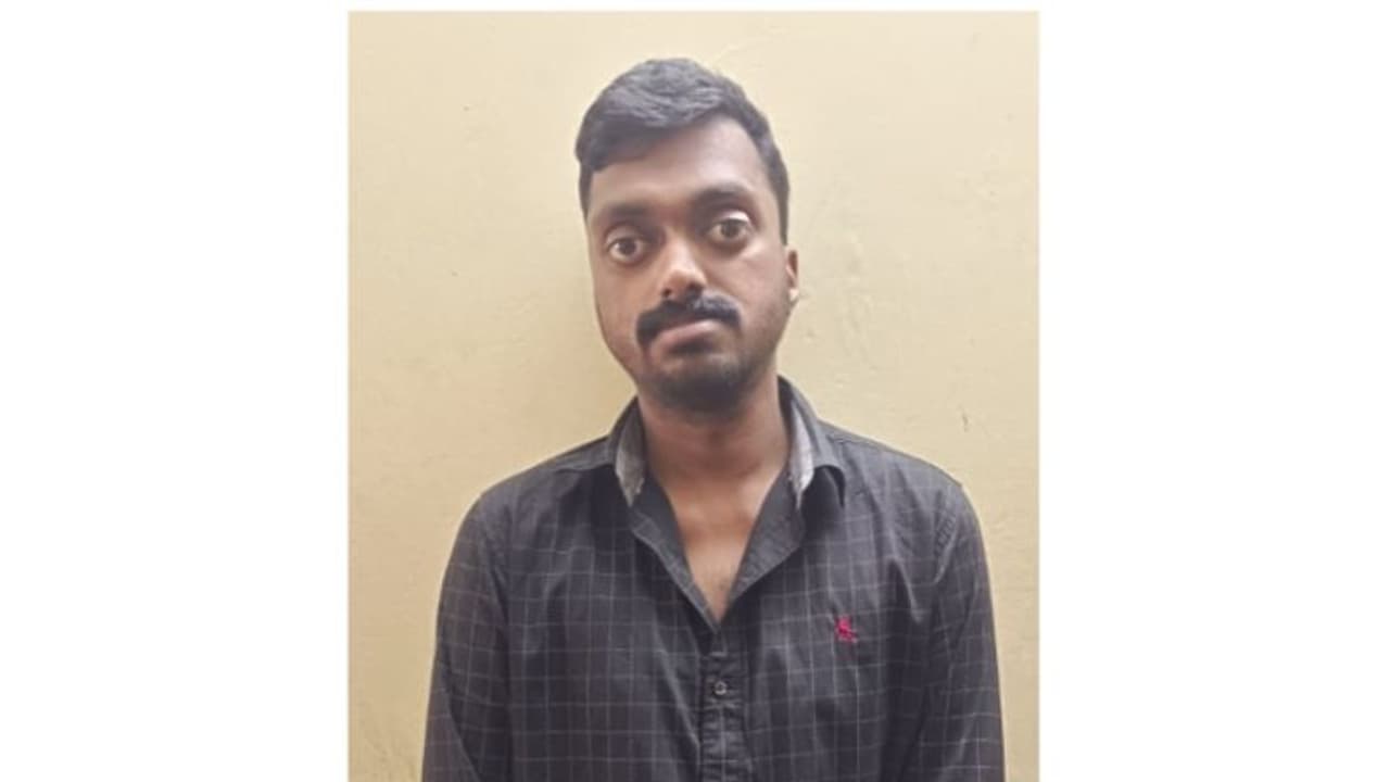 മാട്രിമോണിയൽ സൈറ്റ് വഴി പരിചയം; ജോലി വാഗ്ദാനം ചെയ്ത് പണം തട്ടി, നിരവധിയിടങ്ങളിൽ തട്ടിപ്പ്, യുവാവ് അറസ്റ്റിൽ മാട്രിമോണിയൽ സൈറ്റ് വഴി പരിചയം; ജോലി വാഗ്ദാനം ചെയ്ത് പണം തട്ടി, നിരവധിയിടങ്ങളിൽ തട്ടിപ്പ്, യുവാവ് അറസ്റ്റിൽ