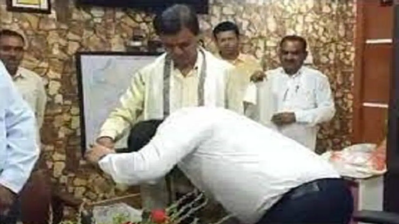 బంట్రోతు కాళ్లు మొక్కి ఆశీర్వాదం తీసుకున్న తెలుగు ఐఏఎస్ ఆఫీసర్.. తండ్రిని గుర్తుచేసుకొని భావోద్వేగం.. బంట్రోతు కాళ్లు మొక్కి ఆశీర్వాదం తీసుకున్న తెలుగు ఐఏఎస్ ఆఫీసర్.. తండ్రిని గుర్తుచేసుకొని భావోద్వేగం..