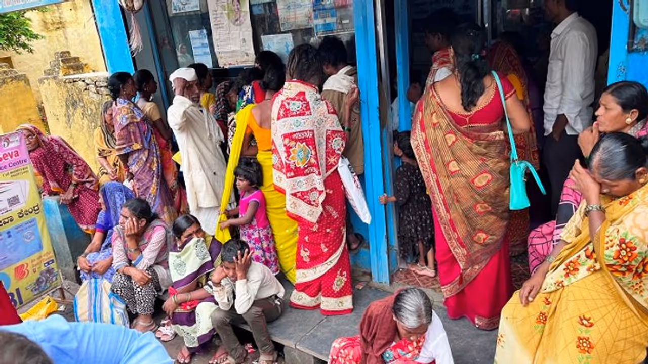 ಪಡಿತರಕ್ಕೆ ಆಧಾರ್‌, ಇಕೆವೈಸಿಗೆ ಗೃಹಲಕ್ಷ್ಮಿಯರ ಪರದಾಟ..!