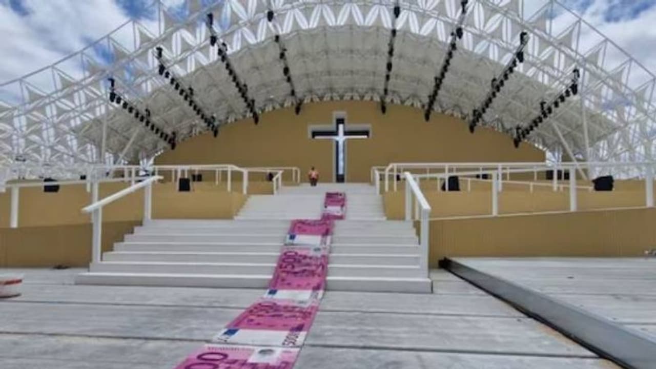 പോപ്പിന്റെ സന്ദർശന ചെലവിനെ പരിഹസിച്ച് നോട്ട് പരവതാനി വിരിച്ച് പോർച്ചുഗീസ് കലാകാരൻ