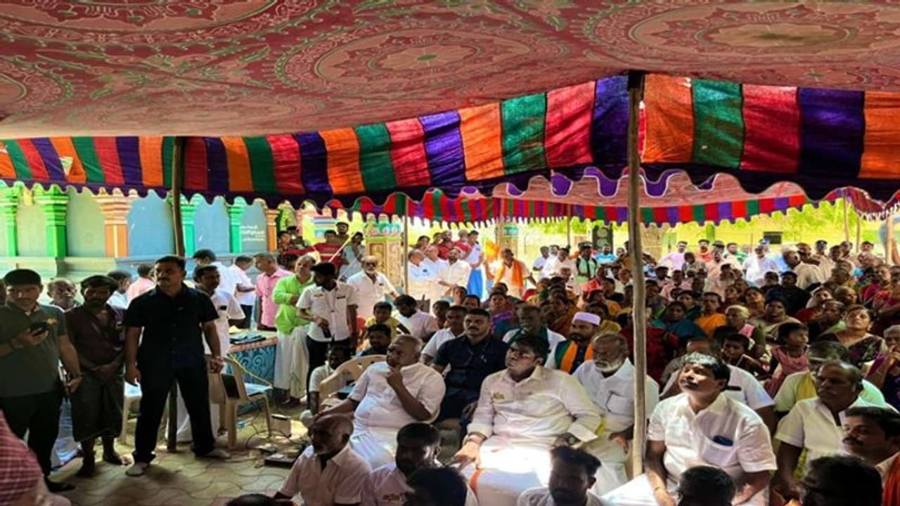 யாத்திரைக்கு நடுவே மக்களோடு அமர்ந்து ‘மான் கி பாத்’ கேட்ட அண்ணாமலை! யாத்திரைக்கு நடுவே மக்களோடு அமர்ந்து ‘மான் கி பாத்’ கேட்ட அண்ணாமலை!