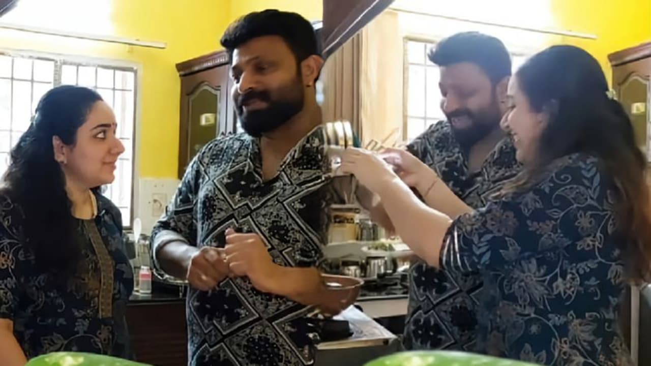 ഓട്ട്സ് പുട്ടും മീൻ കറിയും തയാറാക്കി ചന്ദ്രയും ടോഷും; സംശയം മാറാതെ ആരാധകർ ഓട്ട്സ് പുട്ടും മീൻ കറിയും തയാറാക്കി ചന്ദ്രയും ടോഷും; സംശയം മാറാതെ ആരാധകർ