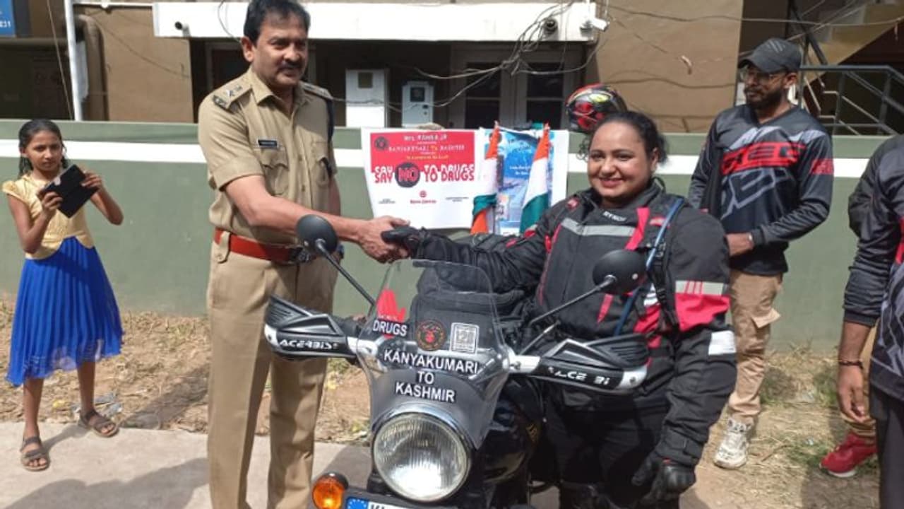 വലിയ ലക്ഷ്യവുമായി രഹ്ന ബീഗം യാത്ര തുടങ്ങുകയാണ്, കന്യാകുമാരിയിൽ നിന്ന് കശ്മീരിലേക്ക്! വലിയ ലക്ഷ്യവുമായി രഹ്ന ബീഗം യാത്ര തുടങ്ങുകയാണ്, കന്യാകുമാരിയിൽ നിന്ന് കശ്മീരിലേക്ക്!