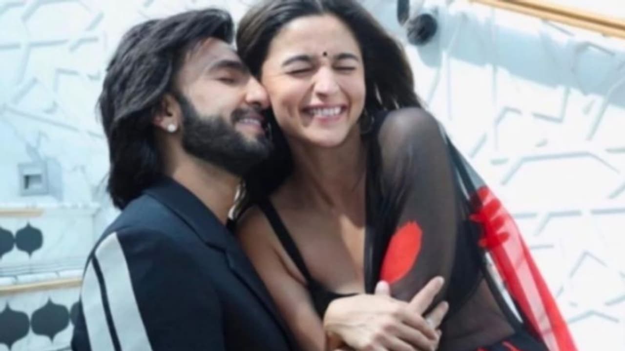 ബോളിവുഡിനെ കരകയറ്റുന്ന രണ്വീറും കരണ് ജോഹറും, കളക്ഷൻ റിപ്പോര്ട്ട് ബോളിവുഡിനെ കരകയറ്റുന്ന രണ്വീറും കരണ് ജോഹറും, കളക്ഷൻ റിപ്പോര്ട്ട്