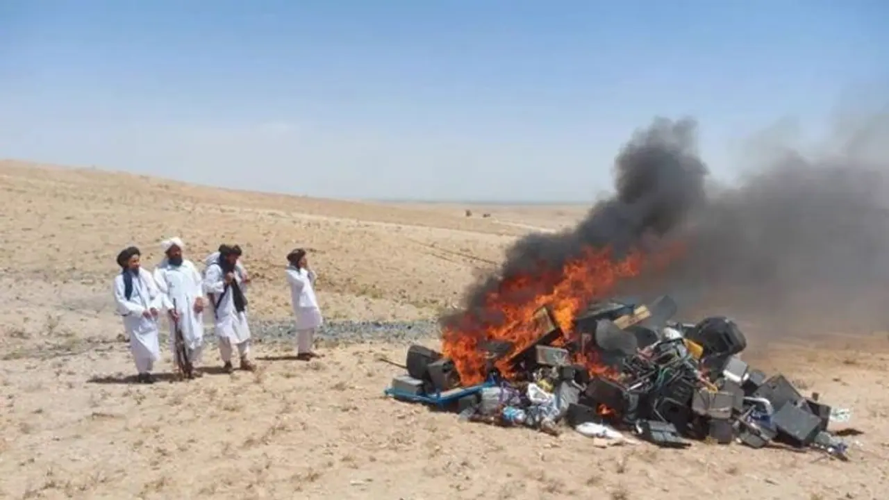 தீயில் கருகிய கிடார், தபேலா... இசையால் ஒழுக்கக்கேடு ஏற்படுமாம்! இசைக்கருவிகளைக் கொளுத்தும் தாலிபான்! தீயில் கருகிய கிடார், தபேலா... இசையால் ஒழுக்கக்கேடு ஏற்படுமாம்! இசைக்கருவிகளைக் கொளுத்தும் தாலிபான்!