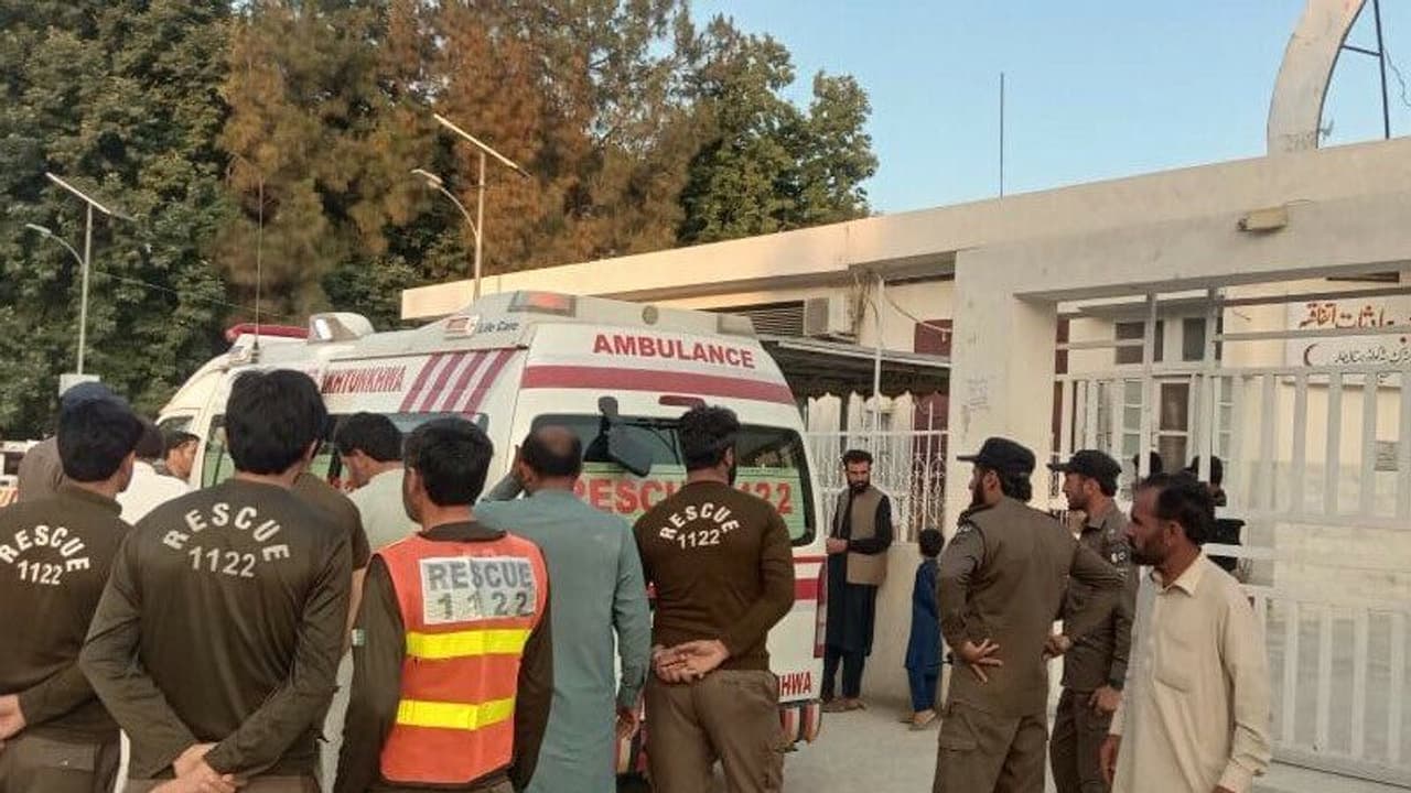 பாகிஸ்தானில் அரசியல் பொதுக்கூட்டத்தில் குண்டுவெடிப்பு: 50 பேர் பலி, 200 பேர் காயம் பாகிஸ்தானில் அரசியல் பொதுக்கூட்டத்தில் குண்டுவெடிப்பு: 50 பேர் பலி, 200 பேர் காயம்