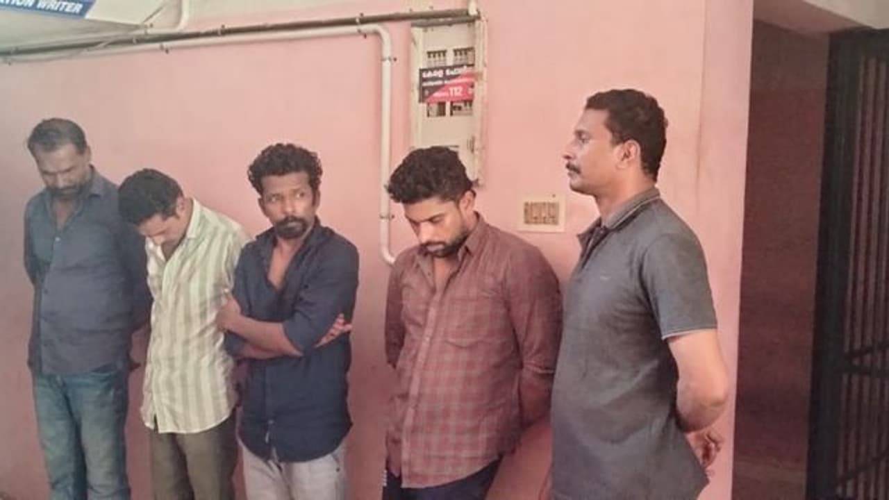 ആറ്റിങ്ങലിൽ വീണ്ടും വൻ ലഹരി വേട്ട, പുലർച്ചെ ദില്ലി രജിസ്ട്രേഷൻ വണ്ടിയിലെത്തിയ അഞ്ചുപേർ പിടിയിൽ