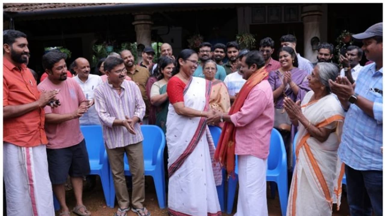  "ഒരു ജാതി ജാതകം " സെറ്റ് സന്ദര്‍ശിച്ച് കെകെ ശൈലജ ടീച്ചര്‍; പി പി കുഞ്ഞികൃഷ്ണനെ പൊന്നാട അണിയിച്ച് ആദരിച്ചു