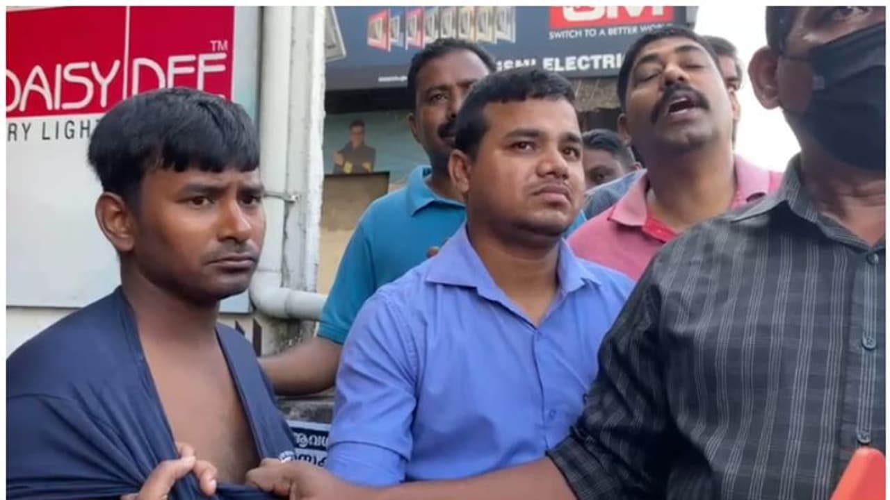 തിരു. ജില്ലാ പഞ്ചായത്ത് പ്രസിഡൻ്റിൻ്റെ മൊബൈൽ അതിഥി തൊഴിലാളി കവർന്നു, നാട്ടുകാരും പൊലീസും ചേർന്ന് പിടികൂടി തിരു. ജില്ലാ പഞ്ചായത്ത് പ്രസിഡൻ്റിൻ്റെ മൊബൈൽ അതിഥി തൊഴിലാളി കവർന്നു, നാട്ടുകാരും പൊലീസും ചേർന്ന് പിടികൂടി