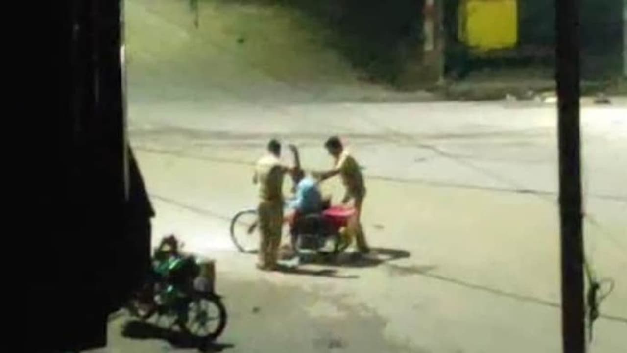 தண்ணீர் கேட்ட மாற்றுத் திறனாளியை தாக்கிய ஜவான்கள்! வைரலாகும் உ.பி.யில் நடந்த கொடுமை! தண்ணீர் கேட்ட மாற்றுத் திறனாளியை தாக்கிய ஜவான்கள்! வைரலாகும் உ.பி.யில் நடந்த கொடுமை!