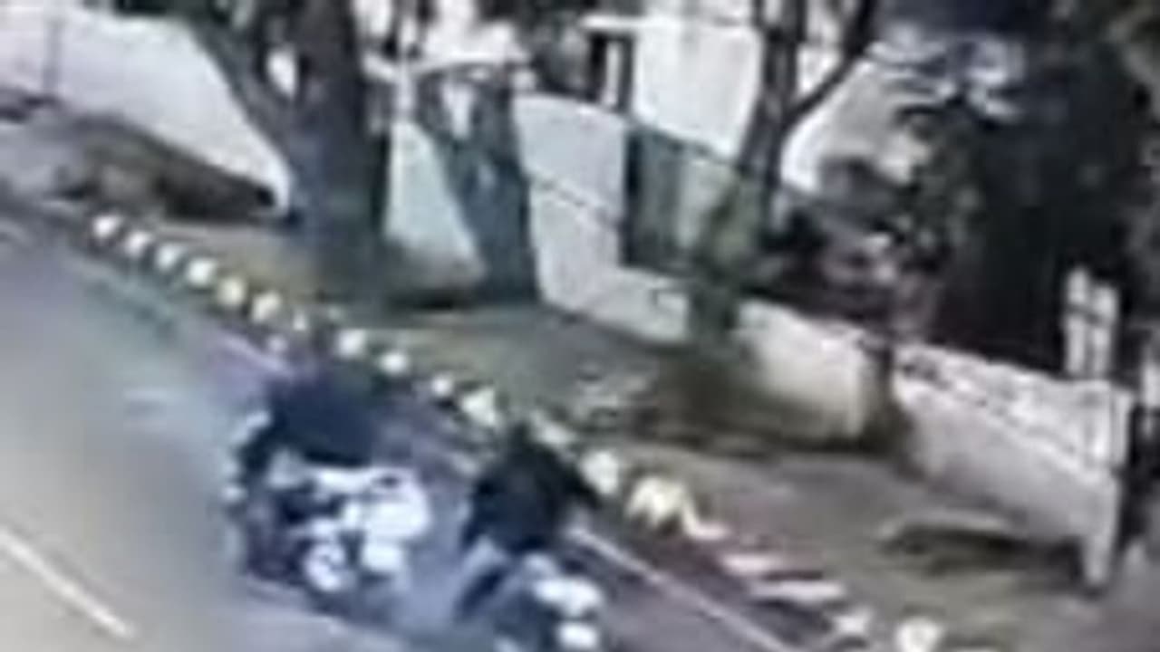 ಕದ್ದ ಬೈಕ್ ಸ್ಟಾರ್ಟ್ ಆಗದಿದ್ದರೂ ತಳ್ಳಿಕೊಂಡು ಪರಾರಿ ಆದ ಕಳ್ಳರು! ಕದ್ದ ಬೈಕ್ ಸ್ಟಾರ್ಟ್ ಆಗದಿದ್ದರೂ ತಳ್ಳಿಕೊಂಡು ಪರಾರಿ ಆದ ಕಳ್ಳರು!