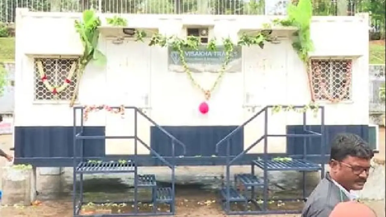 ತಿರುಪತಿ ತಿಮ್ಮಪ್ಪನ ಭಕ್ತರ ವಸತಿಗಾಗಿ ಮೊಬೈಲ್ ಕಂಟೇನರ್: ಎಸಿ ಫ್ಯಾನ್ ಲಭ್ಯ ತಿರುಪತಿ ತಿಮ್ಮಪ್ಪನ ಭಕ್ತರ ವಸತಿಗಾಗಿ ಮೊಬೈಲ್ ಕಂಟೇನರ್: ಎಸಿ ಫ್ಯಾನ್ ಲಭ್ಯ