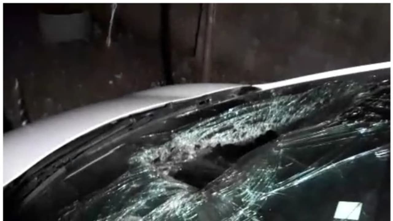 കാര് പാർക്ക് ചെയ്തതിന് അയല്വാസികളുട തര്ക്കം; കാർ അടിച്ചുതകർത്തു, പെട്രോൾ ഒഴിച്ച് കത്തിക്കാനും ശ്രമം കാര് പാർക്ക് ചെയ്തതിന് അയല്വാസികളുട തര്ക്കം; കാർ അടിച്ചുതകർത്തു, പെട്രോൾ ഒഴിച്ച് കത്തിക്കാനും ശ്രമം