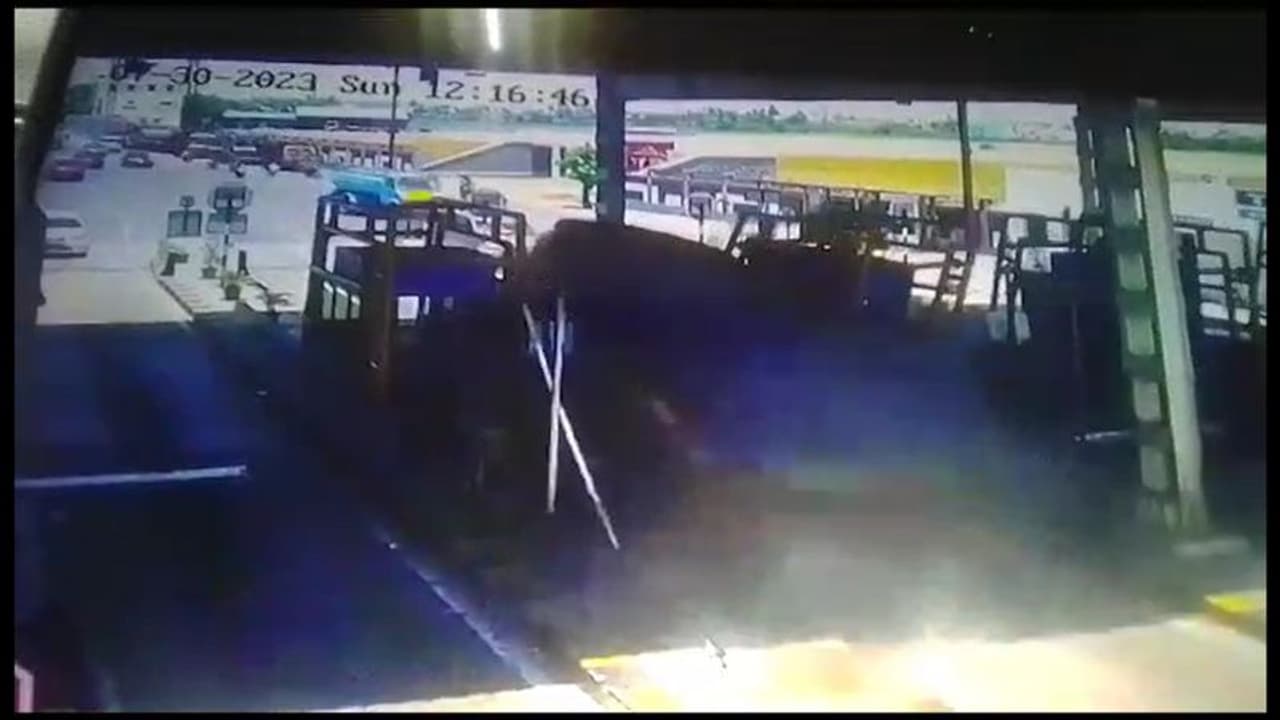 மதுரை சுங்கச்சாவடியில் தறிகெட்டு ஓடிய லாரியால் கோர விபத்து; ஒருவர் பலி, 2 பேர் கவலைக்கிடம் மதுரை சுங்கச்சாவடியில் தறிகெட்டு ஓடிய லாரியால் கோர விபத்து; ஒருவர் பலி, 2 பேர் கவலைக்கிடம்