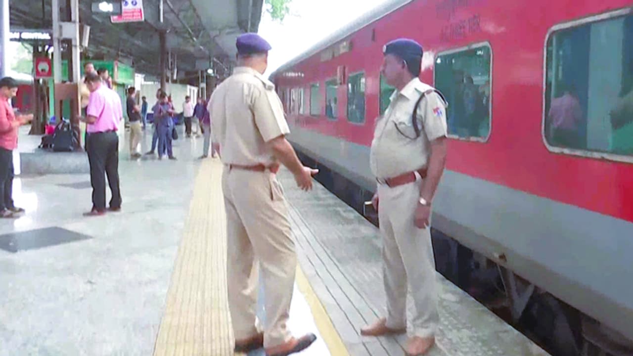 ஜெய்பூர் மும்பை விரைவு ரயில் துப்பாக்கிச்சூடு: இழப்பீடு அறிவிப்பு! ஜெய்பூர் மும்பை விரைவு ரயில் துப்பாக்கிச்சூடு: இழப்பீடு அறிவிப்பு!