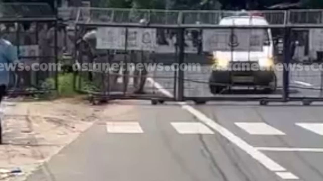 രോഗിയെയും കൊണ്ടുപോയ ആംബുലൻസ് പൊലീസ് ബാരിക്കേഡ് മൂലം വഴി തിരിഞ്ഞുപോയ സംഭവം; കേസെടുത്ത് മനുഷ്യാവകാശ കമ്മീഷൻ രോഗിയെയും കൊണ്ടുപോയ ആംബുലൻസ് പൊലീസ് ബാരിക്കേഡ് മൂലം വഴി തിരിഞ്ഞുപോയ സംഭവം; കേസെടുത്ത് മനുഷ്യാവകാശ കമ്മീഷൻ