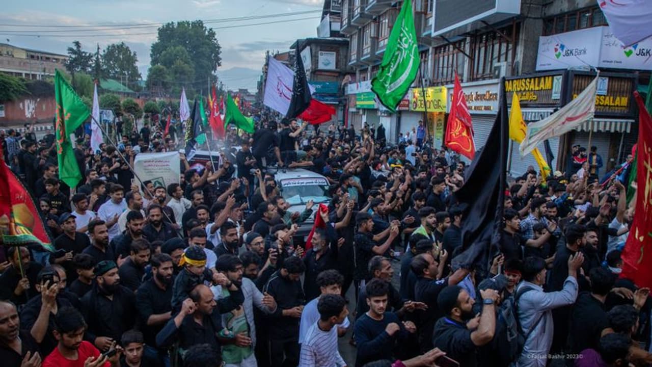 ''34 ఏళ్ల ఆంక్షలకు తెరదించుతూ శ్రీనగర్ లో మొహర్రం ఊరేగింపులు..'' ''34 ఏళ్ల ఆంక్షలకు తెరదించుతూ శ్రీనగర్ లో మొహర్రం ఊరేగింపులు..''