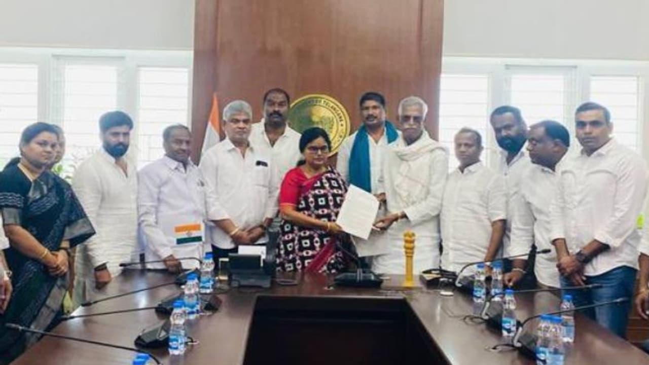 వారికి రూ. 10 వేల ఆర్థిక సాయం ఇవ్వాలి.. కేసీఆర్ రుణమాఫీని మర్చిపోయారు: సీఎస్ను కలిసిన కాంగ్రెస్ బృందం వారికి రూ. 10 వేల ఆర్థిక సాయం ఇవ్వాలి.. కేసీఆర్ రుణమాఫీని మర్చిపోయారు: సీఎస్ను కలిసిన కాంగ్రెస్ బృందం