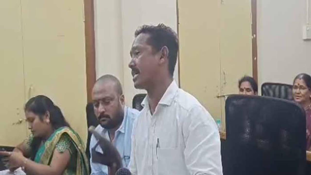 నర్సీపట్నం మున్సిపల్ కౌన్సిల్ సమావేశంలో గందరగోళం: చెప్పుతో కొట్టుకున్న టీడీపీ కౌన్సిలర్ నర్సీపట్నం మున్సిపల్ కౌన్సిల్ సమావేశంలో గందరగోళం: చెప్పుతో కొట్టుకున్న టీడీపీ కౌన్సిలర్