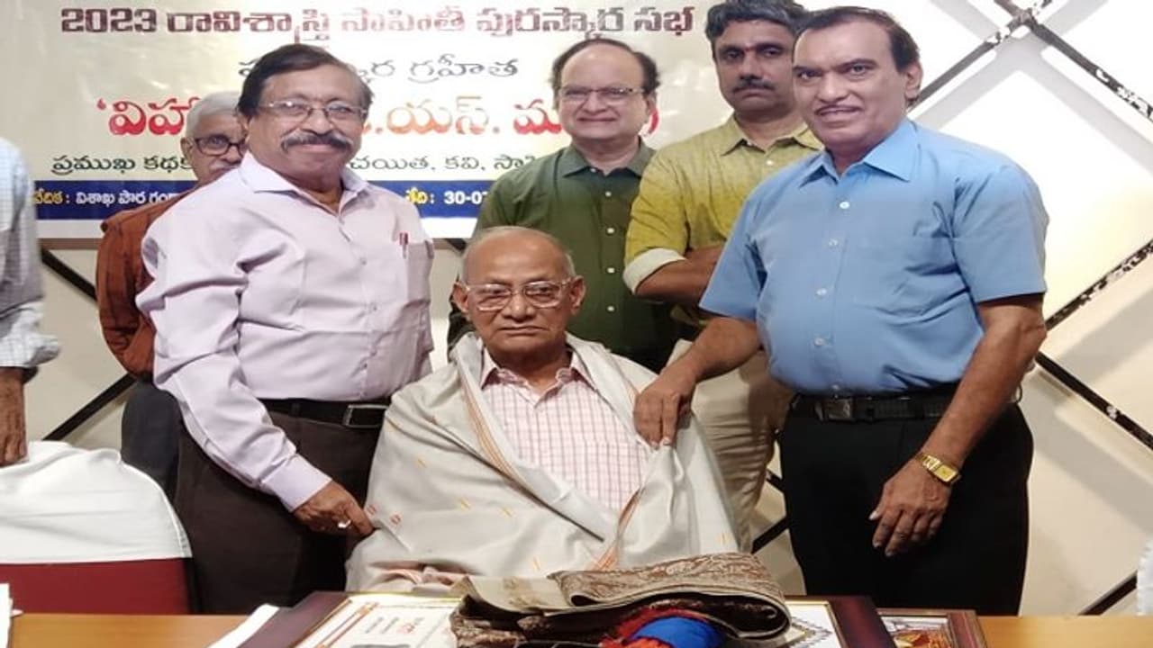 కవి, రచయిత విహారిని వరించిన రావిశాస్త్రి సాహితీ పురస్కారం కవి, రచయిత విహారిని వరించిన రావిశాస్త్రి సాహితీ పురస్కారం